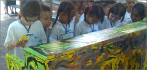 Staten Island Zoo piano being played by kids