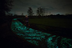 Studio-Roosegaarde-Glowing-Bike-Path-3